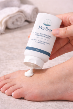 Aplicación de crema regeneradora Perlisa sobre el pie