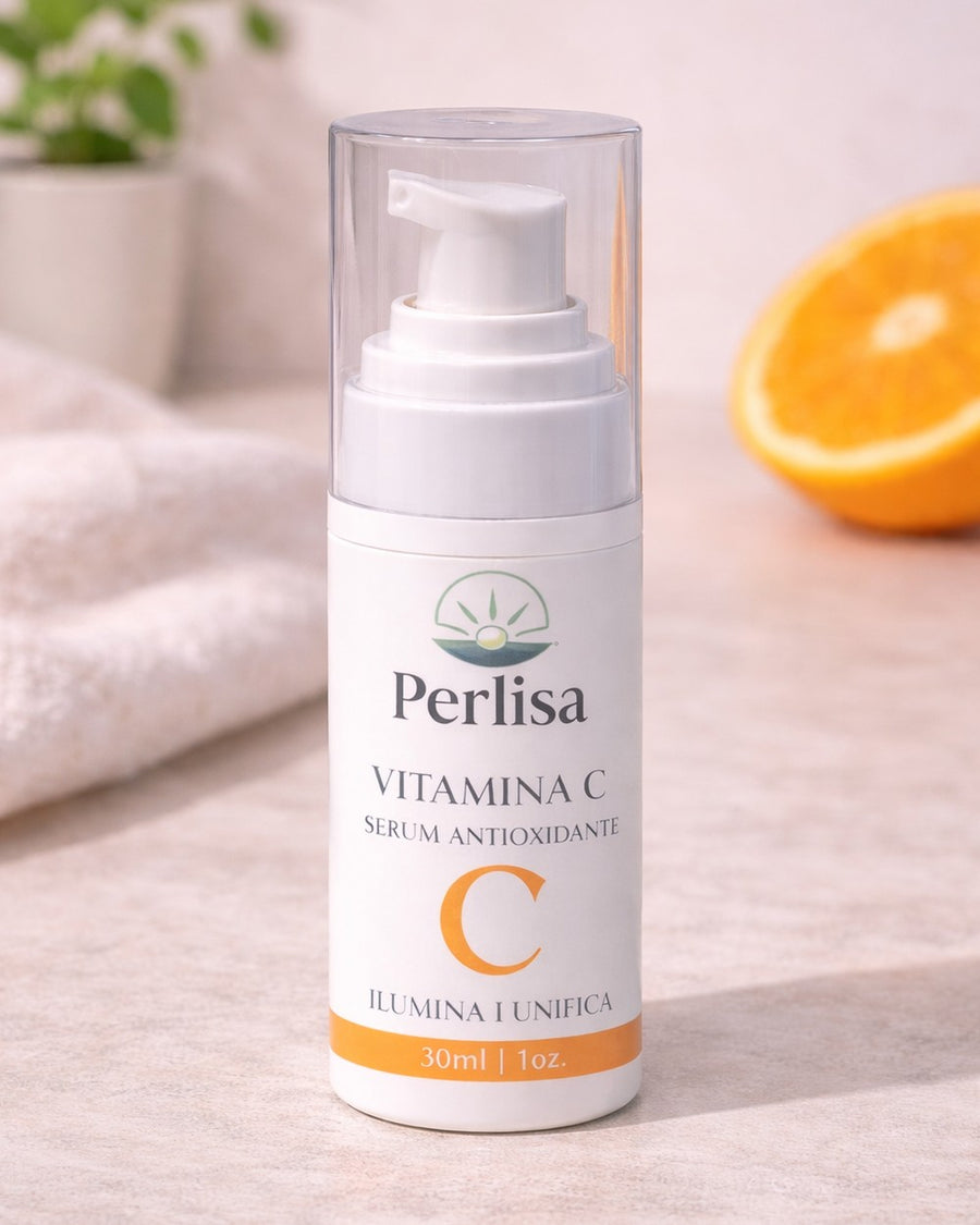 Sérum de vitamina C antioxidante Perlisa junto a una naranja